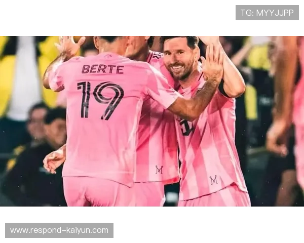 梅西回归巴萨成真 球迷激动庆祝 C罗未来去向成谜 转会市场风云再起